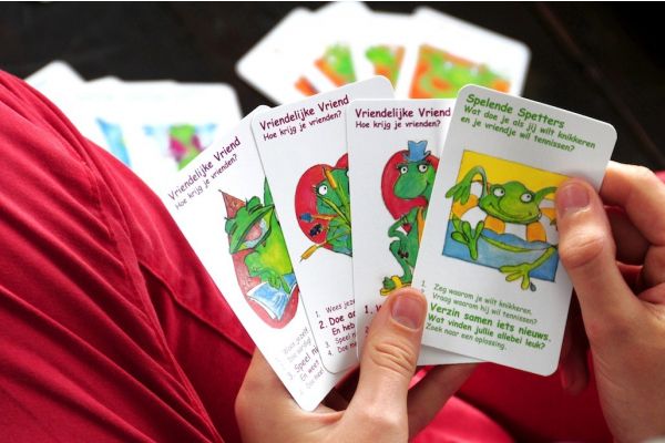 Kinderen en sociale vaardigheden, een boek voor volwassenen mèt het Coole Kikker kwartetspel